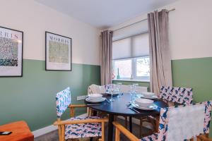 Practical 2 Bedroom House Perfect for Contractors in Grimsby by PureStay - 7 night min!