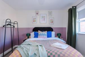 Practical 2 Bedroom House Perfect for Contractors in Grimsby by PureStay - 7 night min!