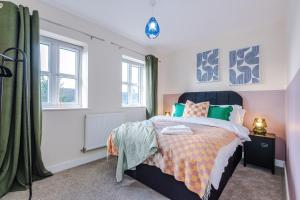 Practical 2 Bedroom House Perfect for Contractors in Grimsby by PureStay - 7 night min!