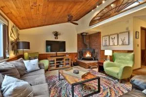 Killington Mountain Retreat -Great Group Ski House! Close to Resort - Hot Tub - Ski Rental Deals - Sherburne Center