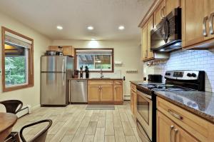Killington Mountain Retreat -Great Group Ski House! Close to Resort - Hot Tub - Ski Rental Deals