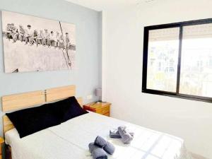 One bed apt, terrace, sea and pool view, walk to beach