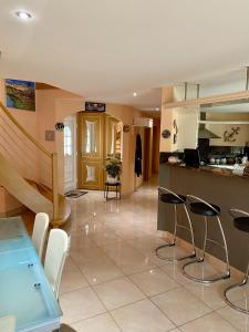 Chambre spacieuse à louer dans une maison calme avec un grand jardin