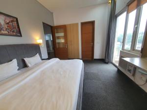 Mallenzo Suites Dlf Phase 1