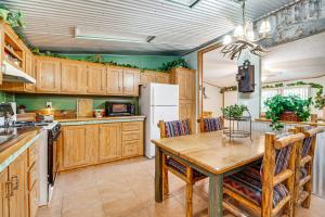 Cotopaxi Getaway with Deck 17 Mi to Royal Gorge