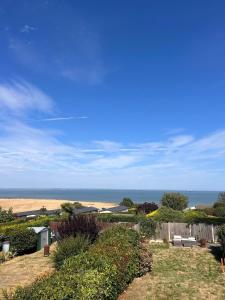 Clifftop Coastal Retreat - Stylish 4-Bed Sea-View Home - Long-Stay Friendly with Great Rates -Families, Pet friendly and Contractors Welcome
