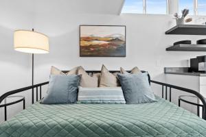 Spacious and Bright with Deck Walkable to 6th St