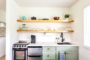 Extended Stay Retreat - Cozy yet Spacious Tiny Gem