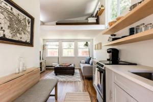 Charming, Cozy Tiny Gem with Hot Tub and Trail Access