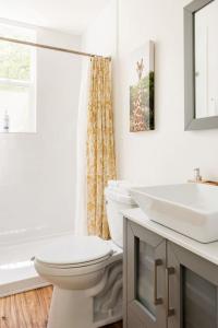 Charming, Cozy Tiny Gem with Hot Tub and Trail Access