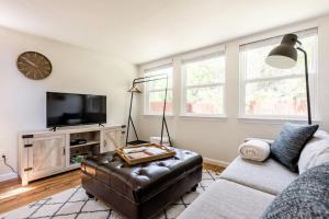 Charming, Cozy Tiny Gem with Hot Tub and Trail Access