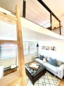 Charming, Cozy Tiny Gem with Hot Tub and Trail Access