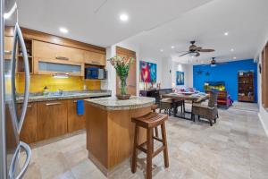 Tropical Beachfront Private Balcony and BBQ Pool