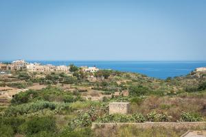 4 Bedroom Farmhouse with Private Pool & Views