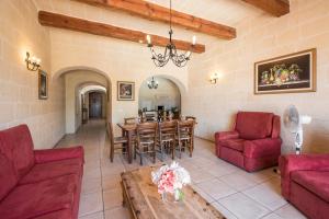 4 Bedroom Farmhouse with Private Pool & Views