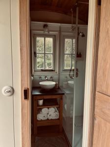 The Green Shepherd, a charming authentic cabin surrounded by beautiful countryside