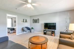 2 Mi to Douglas Lake, Boat Ramp White Pine Home!