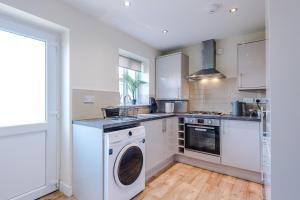 Lovely 3 Bedroom House in Grimsby with WiFi & Parking Sleeps7 by PureStay