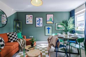 Lovely 3 Bedroom House in Grimsby with WiFi & Parking Sleeps7 by PureStay