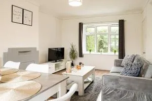 Welcoming 4 Bedroom House - Conveinent Location - Free Parking, Fast WiFi and Smart TV - Boddicott