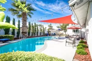 Heated pool, Sports Court, Pool table, King beds - Tempe Junction