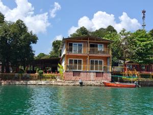 Rivveria lake side cottages