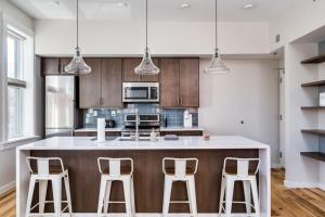 Top Rated - Free Parking - 1-br Condo OTR