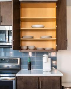 Top Rated - Free Parking - 1-br Condo OTR