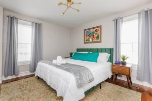 Royal Respite Green Kings and Grey Queens Hideaway!