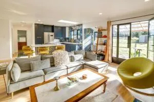 Sophisticated Country Home Steps from the Lake - Inglenook