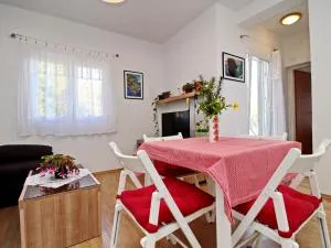 Apartments Nodilo - One Bedroom Apartment with Balcony and Sea View Apt 1 - Polače