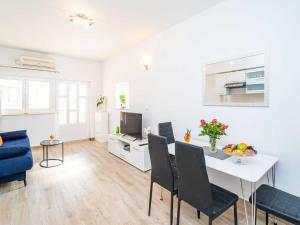 Apartments Bla evi - One Bedroom Apt with Terrace