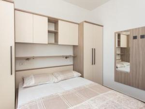 Apartments Villa Ari - Superior Three Bedroom Apartment with Balcony and Sea View First Floor