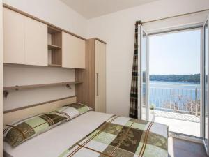 Apartments Villa Ari - Superior Three Bedroom Apartment with Balcony and Sea View First Floor