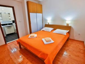 Apartment Lenka with garden