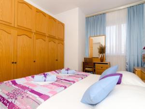 Apartment Red Orange - Two-Bedroom Apartment with Terrace