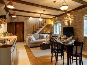 Stone House Lola - Two Bedroom Holiday Home