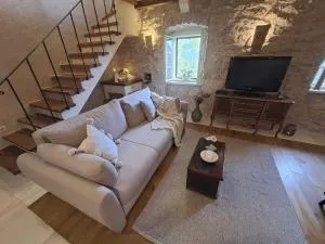 Stone House Lola - Two Bedroom Holiday Home - Žeževica