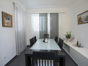 Holiday Home Elijah Creek - One Bedroom Home with Pool 