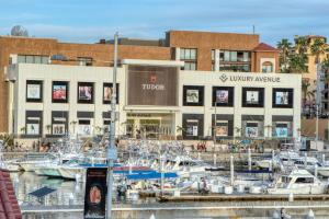 Completely Remodeled 2BD-2BA Plaza Bonita