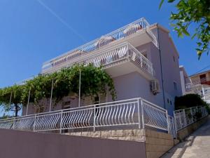 Berties Lodge - Comfort One Bedroom Apartment with Balcony and Sea View A3