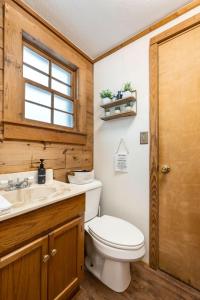 Camp Allswell - Cozy Loft Cabin Getaway - Fireplace