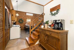Camp Allswell - Cozy Loft Cabin Getaway - Fireplace