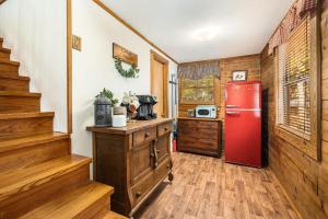 Camp Allswell - Cozy Loft Cabin Getaway - Fireplace