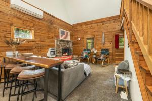 Camp Allswell - Cozy Loft Cabin Getaway - Fireplace