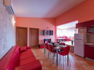 Apartments Karen - Comfort Two Bedroom Apartment with Balcony A4