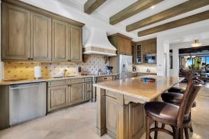 2 BD 5-Star Beachfront Paradise