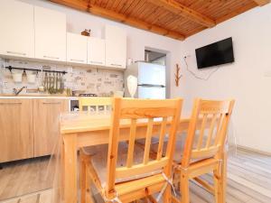 Greenside Cottage Lumi-Two Bedroom Holiday Home with Terrace and Sea view