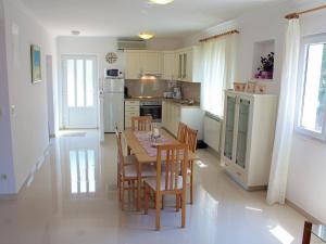 Apartment Siesta - Two-Bedroom Apartment with Balcony and Sea View