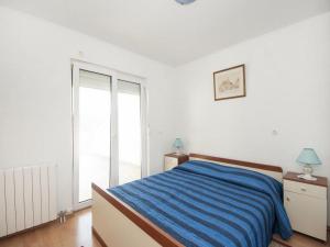 Berties Lodge - Two Bedroom Apartment with Terrace and Sea View A1